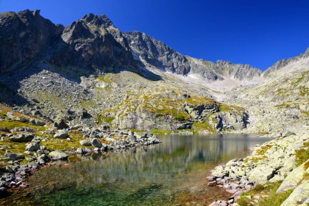 Téléchargez les photos : Lac de montagne Velke Spisske pleso avec le mont Ladovy stit à Mala Studena Dolina, Vysoke Tatry (montagnes Tatra), Slovaquie. - en image libre de droit