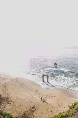 Téléchargez les photos : High-key show of an old derelict pier, near Montara state beach, California. - en image libre de droit