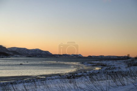 Foto de Impression of the rugged Norwegian landscape during the arctic winter. - Imagen libre de derechos