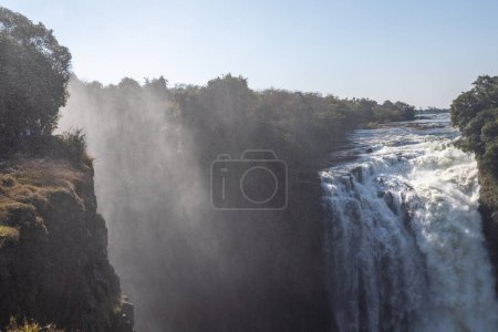 Foto de Wide angle shot of the Victoria falls in Zimbabwe. - Imagen libre de derechos