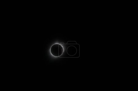 Foto de Telefoto del sol eclipsado durante el gran eclipse norteamericano de 2017. - Imagen libre de derechos