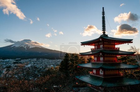 Foto de Shimoyoshida, Japón - 27 de diciembre de 2019. Foto exterior de la famosa Pagoda Chureito con monte fuji como fondo. - Imagen libre de derechos