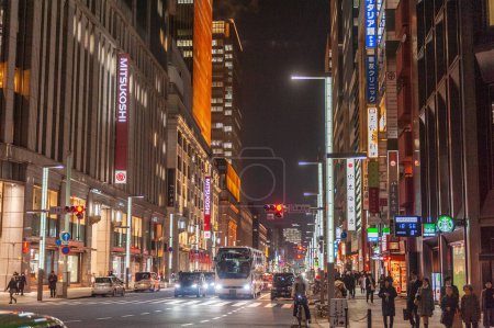 Foto de Tokio, Japón - 8 de enero de 2020. Vista nocturna de la calle de Down Town Tokyo. - Imagen libre de derechos