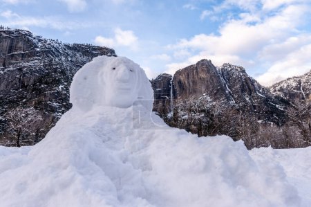 Téléchargez les photos : Exterior of a snowman resembling the Sfinx, in yosemite valley, with the famous falls in the background. - en image libre de droit