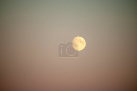 Foto de Primer plano de una luna llena cercana en la noroeste ártica. - Imagen libre de derechos