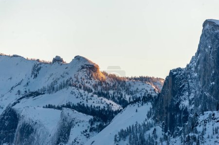 Foto de Early sunlight catching the snowcapped mountain tops of the Sierra Nevadas in Yosemite National Park. - Imagen libre de derechos