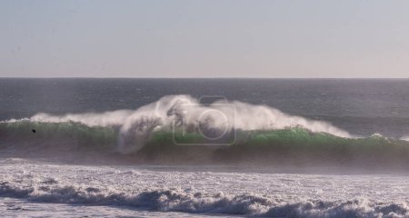 Foto de Espectacularmente grandes olas del océano Pacífico chocan contra la costa californiana a lo largo de la carretera 1 de EE.UU.. - Imagen libre de derechos