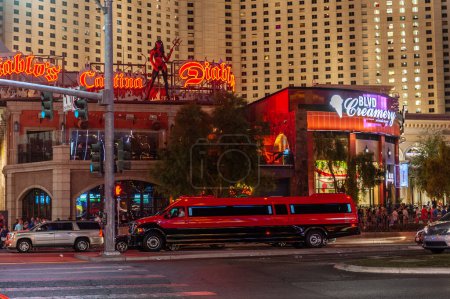 Foto de Las Vegas, Nevada. 4 de agosto de 2017. Impresión de las concurridas calles de Las Vegas en una noche de verano. - Imagen libre de derechos