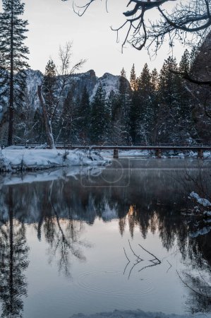 Foto de Exterior de un paisaje cubierto de nieve que rodea el río merced en el valle de Yosemite, parque nacional de Yosemite, California. - Imagen libre de derechos