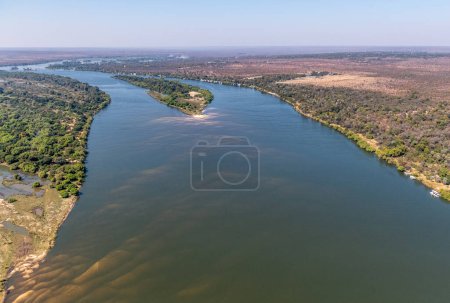 Foto de Detalle del flujo de agua en el río Zambezi superior, justo antes de sumergirse en las Cataratas Victoria. - Imagen libre de derechos