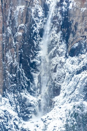 Foto de Detalle de un Yosemite parcialmente congelado cae en invierno. Parque Nacional Yosemite en una mañana de invierno. - Imagen libre de derechos