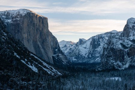 Téléchargez les photos : Vue panoramique d'une vallée de Yosemite enneigée, à l'aube. - en image libre de droit