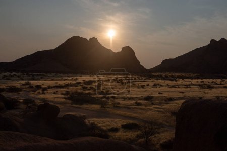 Foto de Puesta de sol cerca de Spitzkoppe, un famoso pico de granito en el centro de namibia. - Imagen libre de derechos