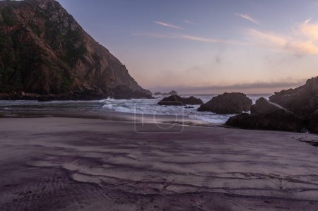 Téléchargez les photos : Vue extérieure de la plage de Pfeiffer, Californie, juste après le coucher du soleil. - en image libre de droit
