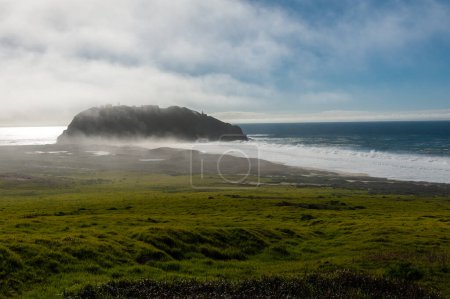 Foto de Una capa de niebla se extiende sobre Point Sur, California. - Imagen libre de derechos