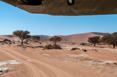 Téléchargez les photos : Impression d'une balade à travers le désert namibien en 4x4, sur le chemin de deadvlei en Namibie. - en image libre de droit