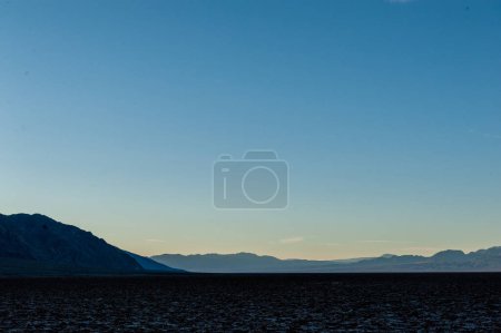Foto de Landscape shot of the Badwater area in Death Valley, Ca., around sunrise. - Imagen libre de derechos