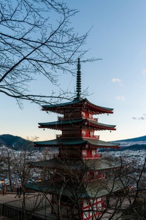 Foto de Shimoyoshida, Japón - 27 de diciembre de 2019. Foto exterior de la famosa Pagoda Chureito con monte fuji como fondo. - Imagen libre de derechos