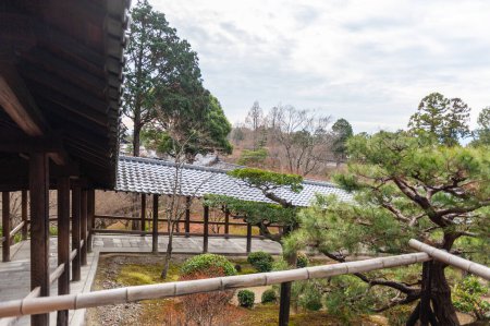 Foto de Kyoto, Japan - December 29, 2019. Exterior shot of the Senqukukan Canyon gardens and Tsutenkyo bridge in Kyoto, part of the Tofuki-Ji Temple complex. - Imagen libre de derechos