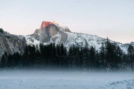 Téléchargez les photos : Demi-dôme, dans le parc national Yosemite, attrapant les derniers rayons du soleil couchant en fin d'après-midi d'hiver. - en image libre de droit