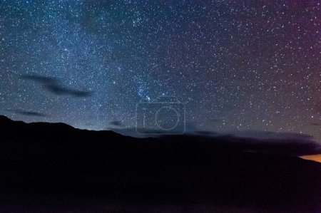 Foto de Foto nocturna de la galaxia lechosa, vista desde Death Valley en una noche tormentosa. - Imagen libre de derechos
