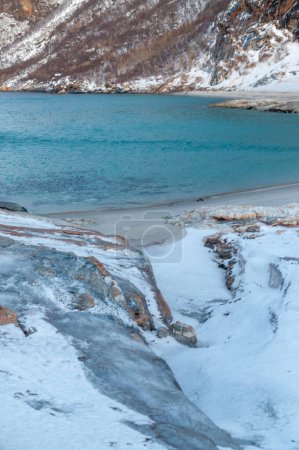 Foto de Detalle de las escarpadas montañas cerca de Bodo, en la vía ártica, durante la hora dorada. - Imagen libre de derechos