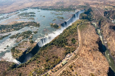 Téléchargez les photos : Vue aérienne des chutes Victoria sur la frontière Zambie Zimbawe. - en image libre de droit