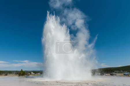 Foto de Erupción del gran géiser de la fuente en el Parque Nacional de Yellowstone
. - Imagen libre de derechos