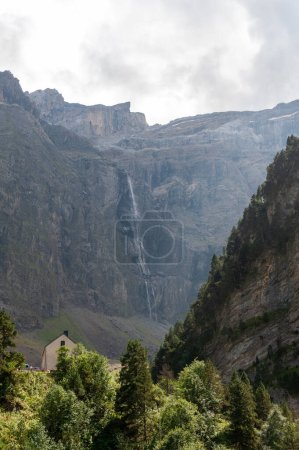 Téléchargez les photos : Exterior of the famous Gavarnie falls in the southern french Pyrenees. - en image libre de droit
