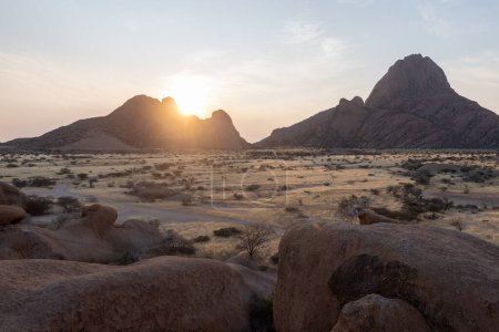 Foto de Puesta de sol cerca de Spitzkoppe, un famoso pico de granito en el centro de namibia. - Imagen libre de derechos