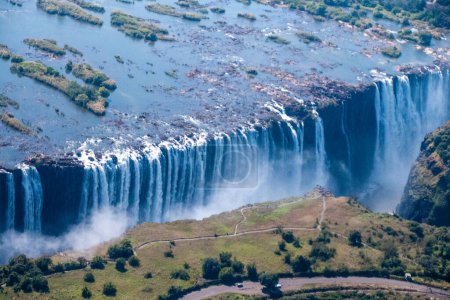 Foto de Telephoto shot of the immense Victoria falls, as seen from the air. - Imagen libre de derechos