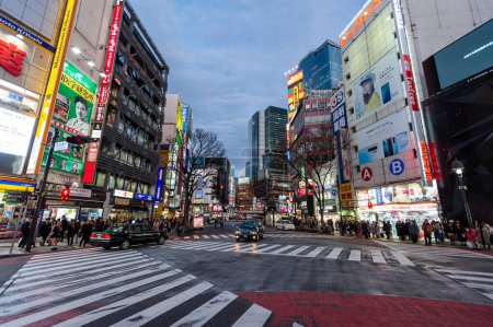 Téléchargez les photos : Tokyo, Japon - 9 janvier 2020. Extérieur des rues animées de Tokyo, près du célèbre Shibuya Crossing. - en image libre de droit