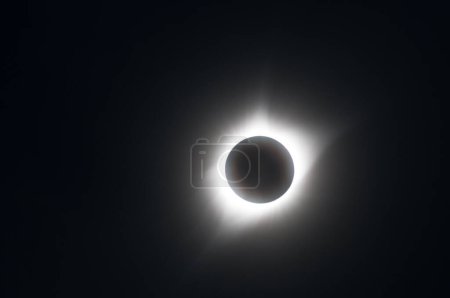 Foto de Telefoto del sol eclipsado durante el gran eclipse norteamericano de 2017. - Imagen libre de derechos