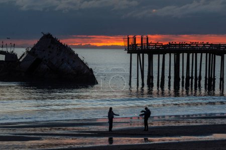 Téléchargez les photos : Silhoutte of the SS Palo Alto, an old World War II shipwreck, around sunset off the coast of Aptos, Californa, near seacliff beach. - en image libre de droit