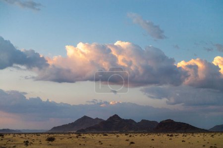 Téléchargez les photos : Impression du coucher du soleil, depuis un terrain de camping à Sesriem, Nambie, porte d'entrée du Sossusvlei. - en image libre de droit