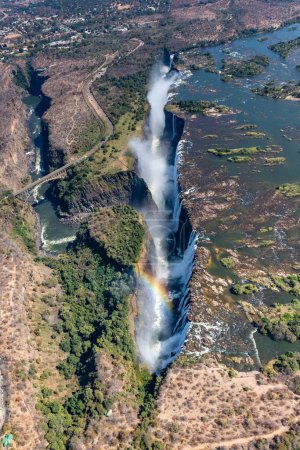 Téléchargez les photos : Vue aérienne des chutes Victoria sur la frontière Zambie Zimbawe. - en image libre de droit