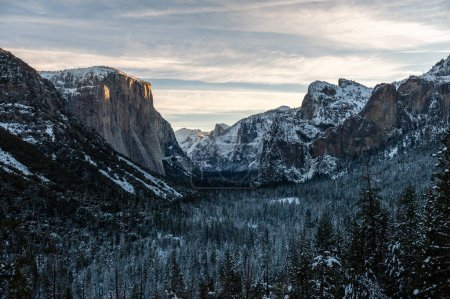 Foto de Wide-angle shot of Yosemite valley from tunnel view on an early winter morning. El capitan catches the first rays of sunlight of the new year. - Imagen libre de derechos