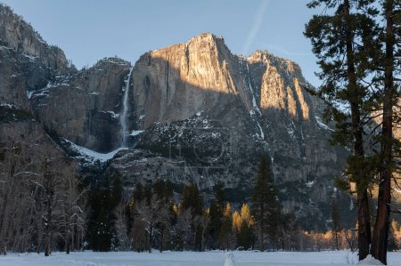 Téléchargez les photos : Yosemite tombe pendant l'heure d'or par un après-midi d'hiver enneigé. - en image libre de droit