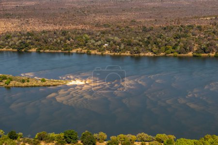 Foto de Detalle del flujo de agua en el río Zambezi superior, justo antes de sumergirse en las Cataratas Victoria. - Imagen libre de derechos