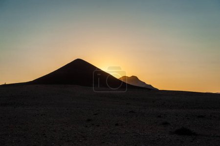 Téléchargez les photos : Impression d'un lever de soleil dans le désert namibien près de la région de Cha-re en Namibie centrale. - en image libre de droit