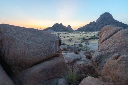 Téléchargez les photos : Coucher de soleil près de Spitzkoppe, un célèbre pic de granit dans le centre de la namibie. - en image libre de droit