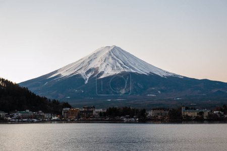 Foto de Mount Fuji on a bright winter morning, as seen from across lake Kawaguchi, and the nearby town of Kawaguchiko. - Imagen libre de derechos