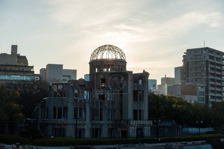 Téléchargez les photos : Hiroshima, Japan - Januari 1, 2020. Early morning shot of the famous atomic bomb dome in Hiroshima. - en image libre de droit