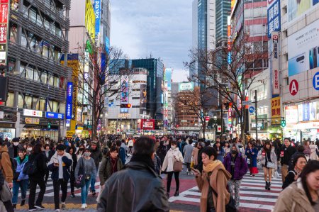 Téléchargez les photos : Tokyo, Japan - January 9, 2020. Exterior of the busy streets of Tokyo, near the famous Shibuya Crossing. - en image libre de droit