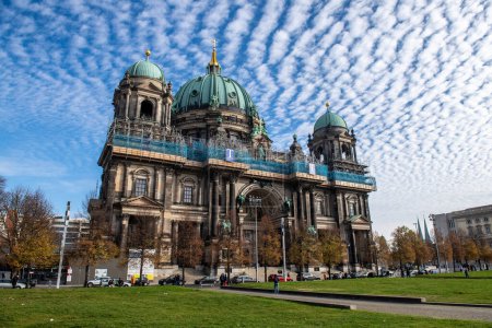 Foto de Berlín, Alemania - 12 de noviembre de 2022. Impresión del Berlin Dom en una tarde a finales de otoño de 2022. La cúpula es un edificio famoso y popular atracción turística en el centro de Berlín. - Imagen libre de derechos