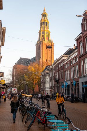 Téléchargez les photos : Groningue, Pays-Bas - 16 novembre 2018. Le A kerk, une église célèbre dans le centre-ville de Groningue, vu ici à la lumière de l'heure dorée. - en image libre de droit
