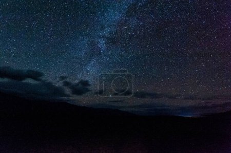 Téléchargez les photos : Vue de nuit de la galaxie laiteuse, vue de la Vallée de la Mort par une nuit orageuse. - en image libre de droit