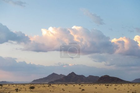 Foto de Impresión de la puesta del sol, desde un camping en Sesriem, Nambia, puerta de entrada al Sossusvlei. - Imagen libre de derechos