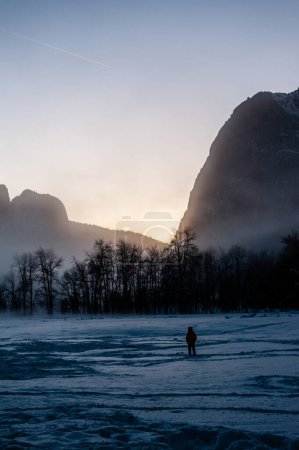 Foto de A última hora de la tarde en el valle de Yosemite mientras se pone el sol. Parque Nacional Yosemite, California. - Imagen libre de derechos