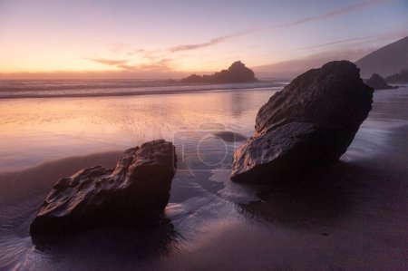 Téléchargez les photos : Coucher de soleil à Pfeiffer Beach, près de Big Sur, montrant le rocher de trou de serrure. - en image libre de droit